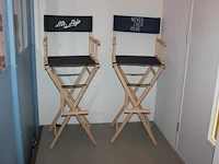 Twee opklapbare regisseursstoelen. - afbeelding 1 van  3