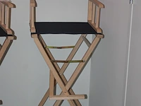 Twee opklapbare regisseursstoelen. - afbeelding 2 van  3