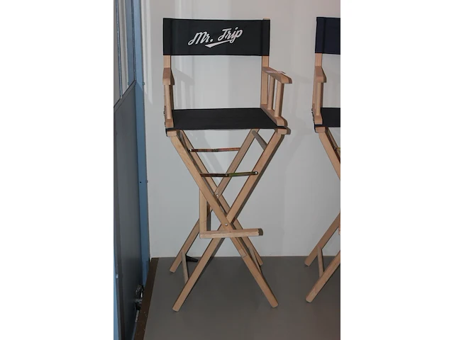 Twee opklapbare regisseursstoelen. - afbeelding 3 van  3