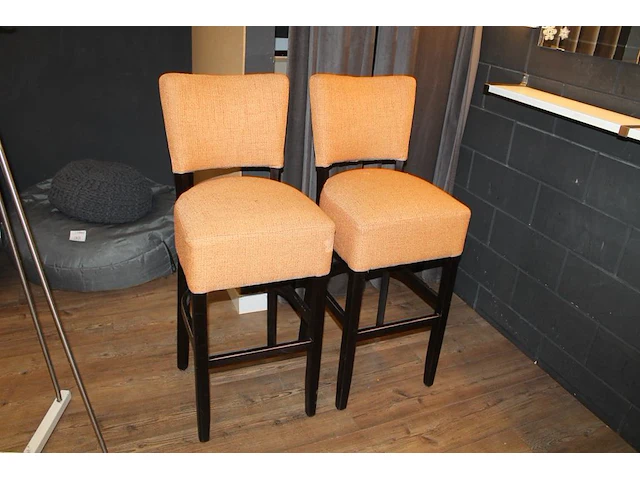 Twee oranje gestoffeerde barkrukken 56 x 45 x 110 cm. - afbeelding 1 van  2