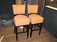 Twee oranje gestoffeerde barkrukken 56 x 45 x 110 cm. - afbeelding 1 van  2