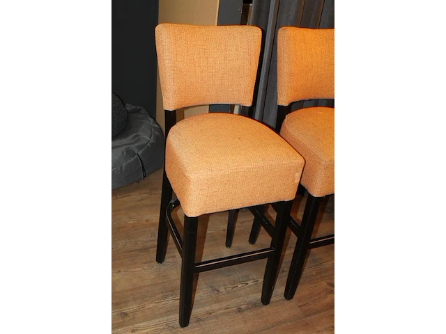 Twee oranje gestoffeerde barkrukken 56 x 45 x 110 cm. - afbeelding 2 van  2