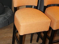 Twee oranje gestoffeerde barkrukken 56 x 45 x 110 cm. - afbeelding 2 van  2
