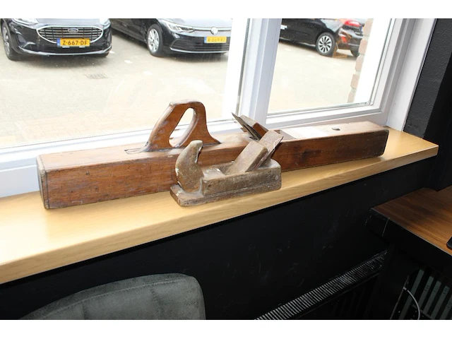 Twee oude decoratieve schaven. - afbeelding 1 van  2