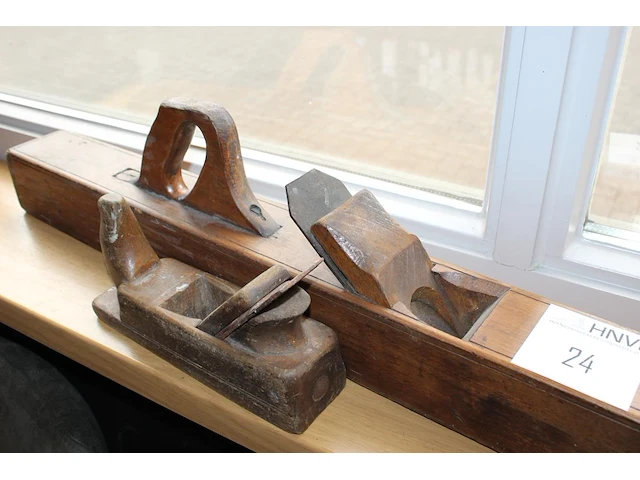 Twee oude decoratieve schaven. - afbeelding 2 van  2