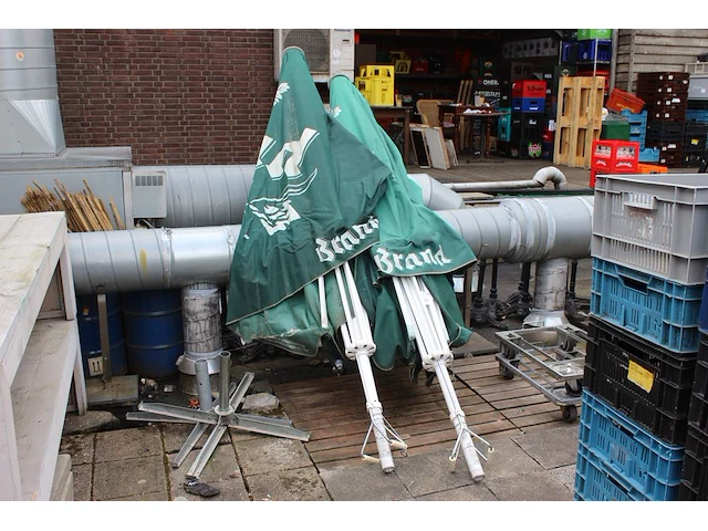 Twee parasols vermoedelijk 300 x 300 cm met reclame brand. - afbeelding 1 van  3