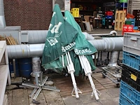 Twee parasols vermoedelijk 300 x 300 cm met reclame brand.