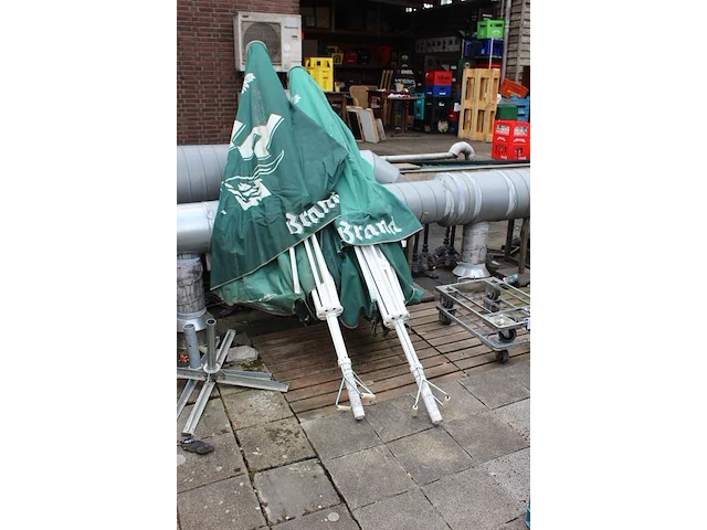 Twee parasols vermoedelijk 300 x 300 cm met reclame brand. - afbeelding 2 van  3