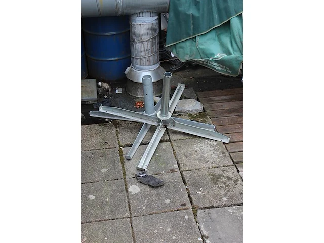 Twee parasols vermoedelijk 300 x 300 cm met reclame brand. - afbeelding 3 van  3