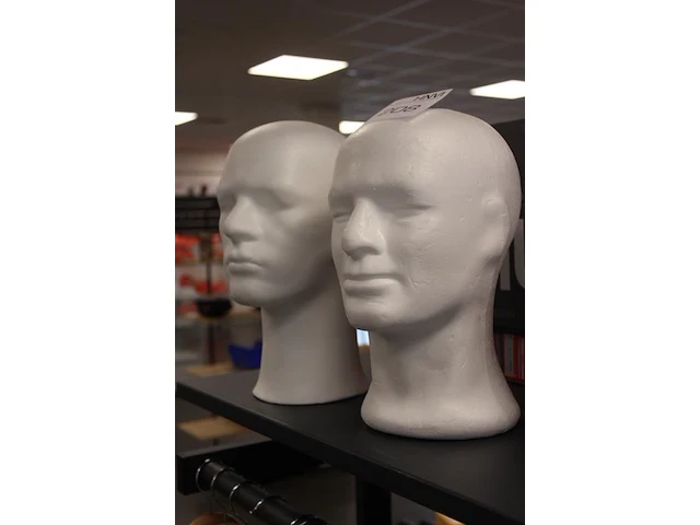 Twee piepschuimen showhoofden - afbeelding 2 van  2
