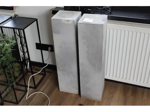 Twee pilaren afm. 20 x 20 x 80 cm. - afbeelding 1 van  2