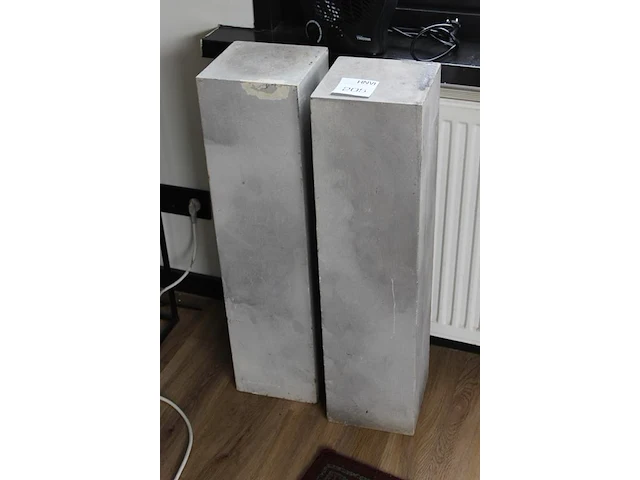 Twee pilaren afm. 20 x 20 x 80 cm. - afbeelding 2 van  2