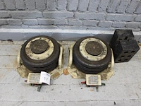 Twee pneumatische hefbalgen met maximaal hefvermogen 3 ton en hoogte 13.5 tot 40 cm. - afbeelding 1 van  2
