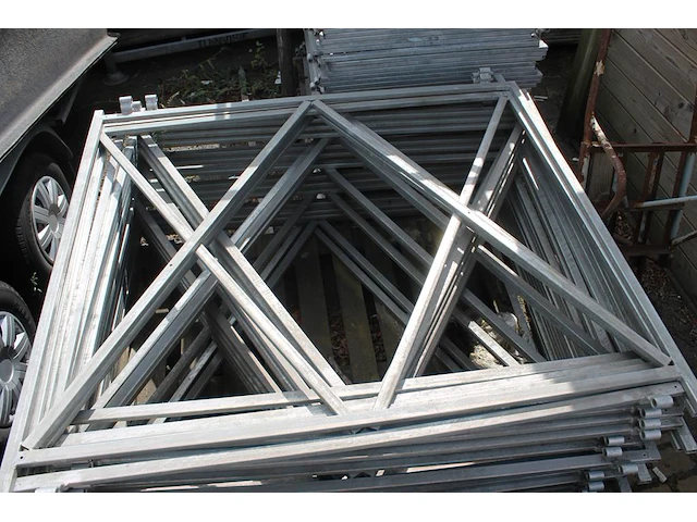 Twee poortframes v.v. slotkom 90 x 155 cm. - afbeelding 1 van  3