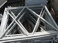 Twee poortframes v.v. slotkom 90 x 155 cm. - afbeelding 1 van  3