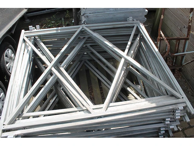 Twee poortframes v.v. slotkom 90 x 155 cm. - afbeelding 2 van  3