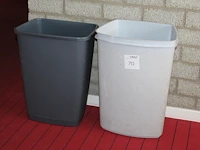 Twee prullenbakken met hoogte 55 cm. - afbeelding 1 van  1