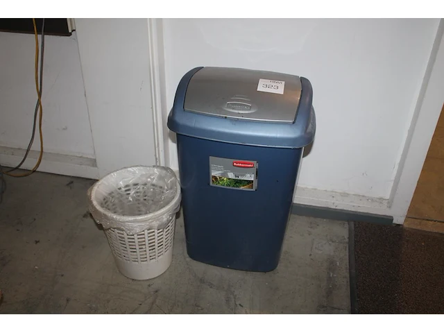 Twee prullenbakken waaronder rubbermaid met hoogte 66 cm. - afbeelding 1 van  1