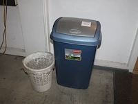 Twee prullenbakken waaronder rubbermaid met hoogte 66 cm. - afbeelding 1 van  1