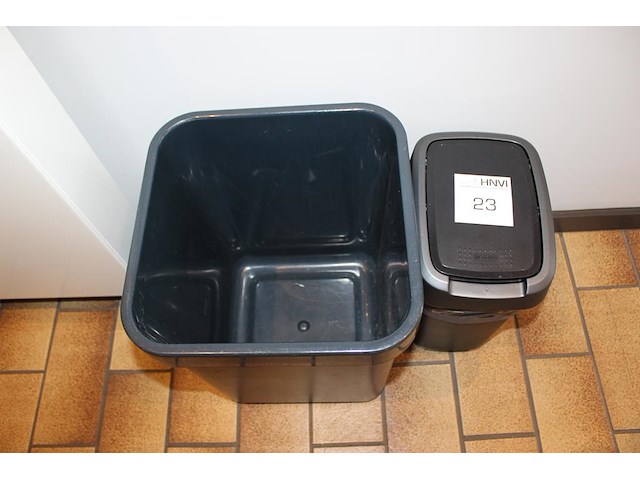 Twee prullenbakken. - afbeelding 1 van  1