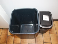 Twee prullenbakken. - afbeelding 1 van  1