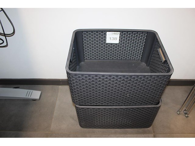 Twee prullenmanden. afmeting. 44 x 33 x 23 cm. - afbeelding 1 van  1