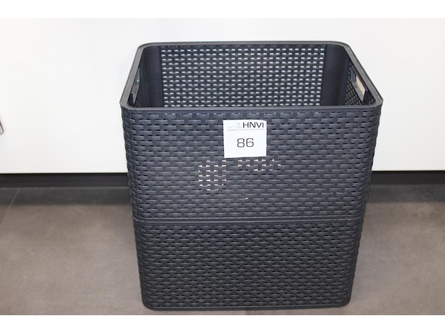 Twee prullenmanden. afmeting 44 x 33 x 23 cm. - afbeelding 1 van  1