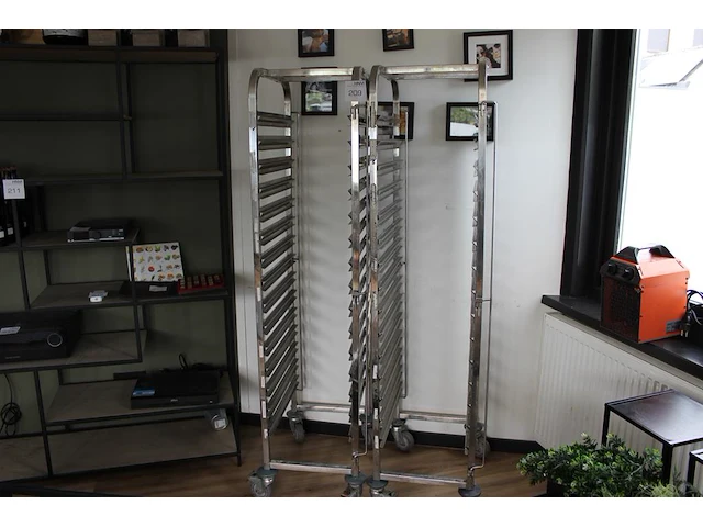 Twee regaalwagens met 15 posities. afmeting 35 x 55 x 174 cm. - afbeelding 1 van  2