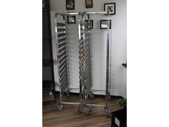 Twee regaalwagens met 15 posities. afmeting 35 x 55 x 174 cm. - afbeelding 2 van  2