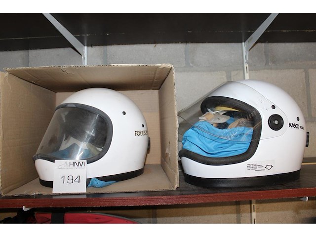 Twee retro helmen. - afbeelding 1 van  1