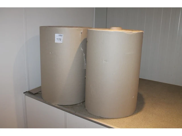 Twee rollen golfkarton 66 cm a 70 meter. - afbeelding 1 van  2