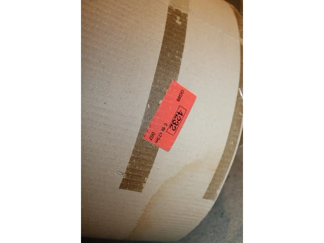 Twee rollen golfkarton 66 cm a 70 meter. - afbeelding 2 van  2