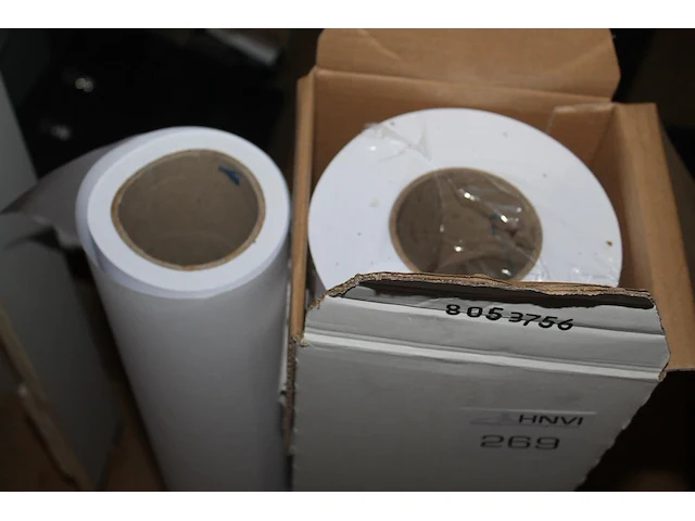 Twee rollen papier voor plotmachine met breedte 85 cm waarvan een aangebroken. - afbeelding 1 van  1