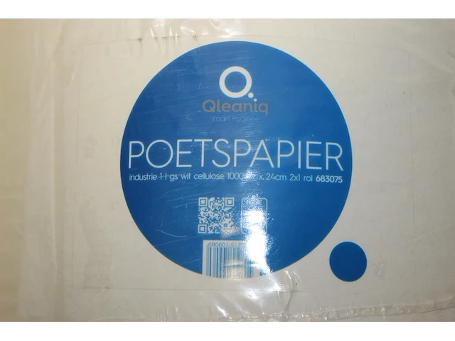 Twee rollen poetspapier. - afbeelding 2 van  2