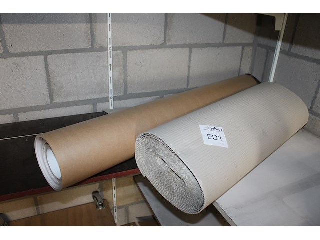 Twee rollen verpakkingsmateriaal. - afbeelding 1 van  1