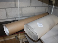 Twee rollen verpakkingsmateriaal.