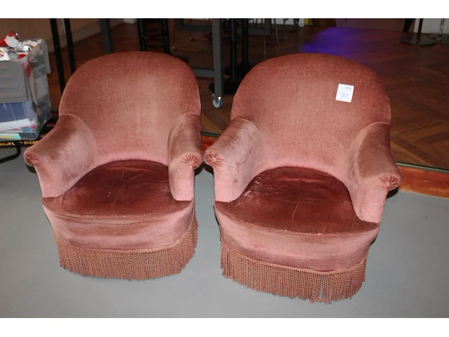 Twee roze fauteuils met franjes. - afbeelding 1 van  3