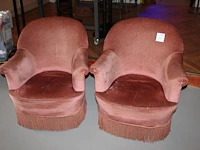 Twee roze fauteuils met franjes. - afbeelding 1 van  3