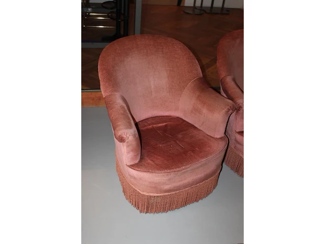 Twee roze fauteuils met franjes. - afbeelding 3 van  3