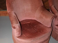 Twee roze fauteuils met franjes. - afbeelding 3 van  3