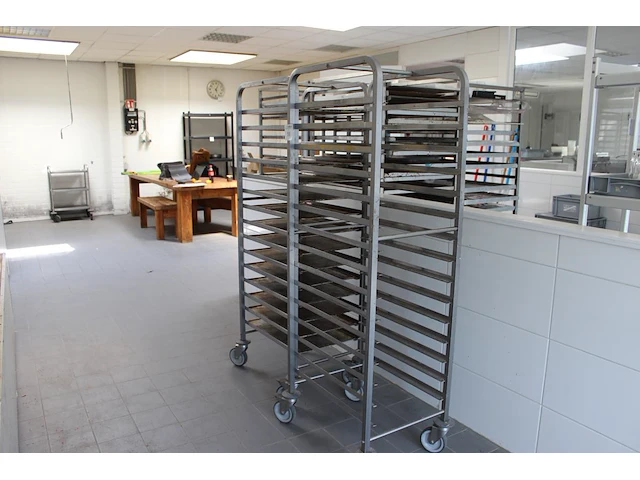 Twee rvs platenkarren bourgeat met afmeting 63 x 47 x 170 cm. - afbeelding 1 van  2
