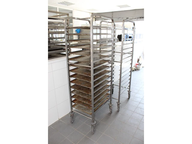 Twee rvs platenkarren bourgeat met afmeting 63 x 47 x 170 cm. - afbeelding 2 van  2