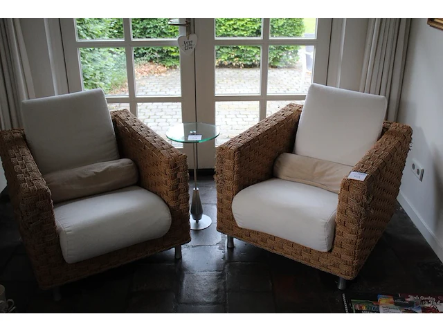 Twee salonstoelen gevlochten. afmeting 80 x 85 x 60 cm. diverse beschadigingen aan vlechtwerk - afbeelding 1 van  3