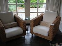 Twee salonstoelen gevlochten. afmeting 80 x 85 x 60 cm. diverse beschadigingen aan vlechtwerk - afbeelding 1 van  3