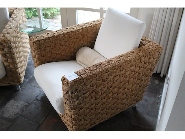 Twee salonstoelen gevlochten. afmeting 80 x 85 x 60 cm. diverse beschadigingen aan vlechtwerk - afbeelding 2 van  3