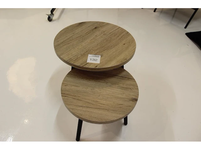 Twee salontafels met doorsnede 54 en 43 cm en hoogtes 46 en 36 cm. - afbeelding 1 van  2