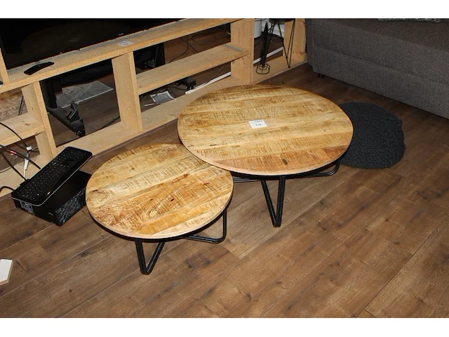 Twee salontafels met doorsnede 60 cm en 48 cm. - afbeelding 1 van  2