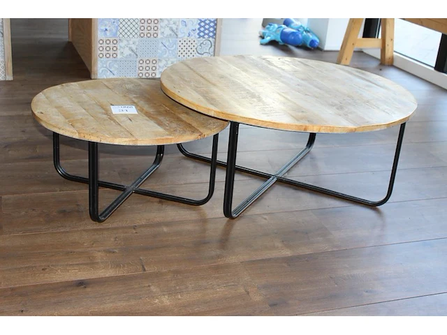 Twee salontafels met doorsnedes 80 cm en 58 cm en hoogtes 36 cm en 28 cm. - afbeelding 2 van  2
