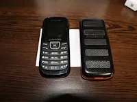 Twee samsung mini telefoons. - afbeelding 3 van  3