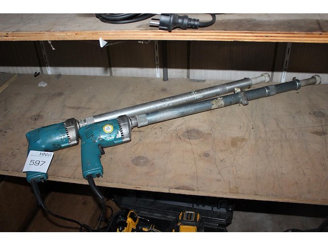 Twee schroefmachines makita met verlengstuk. - afbeelding 1 van  1